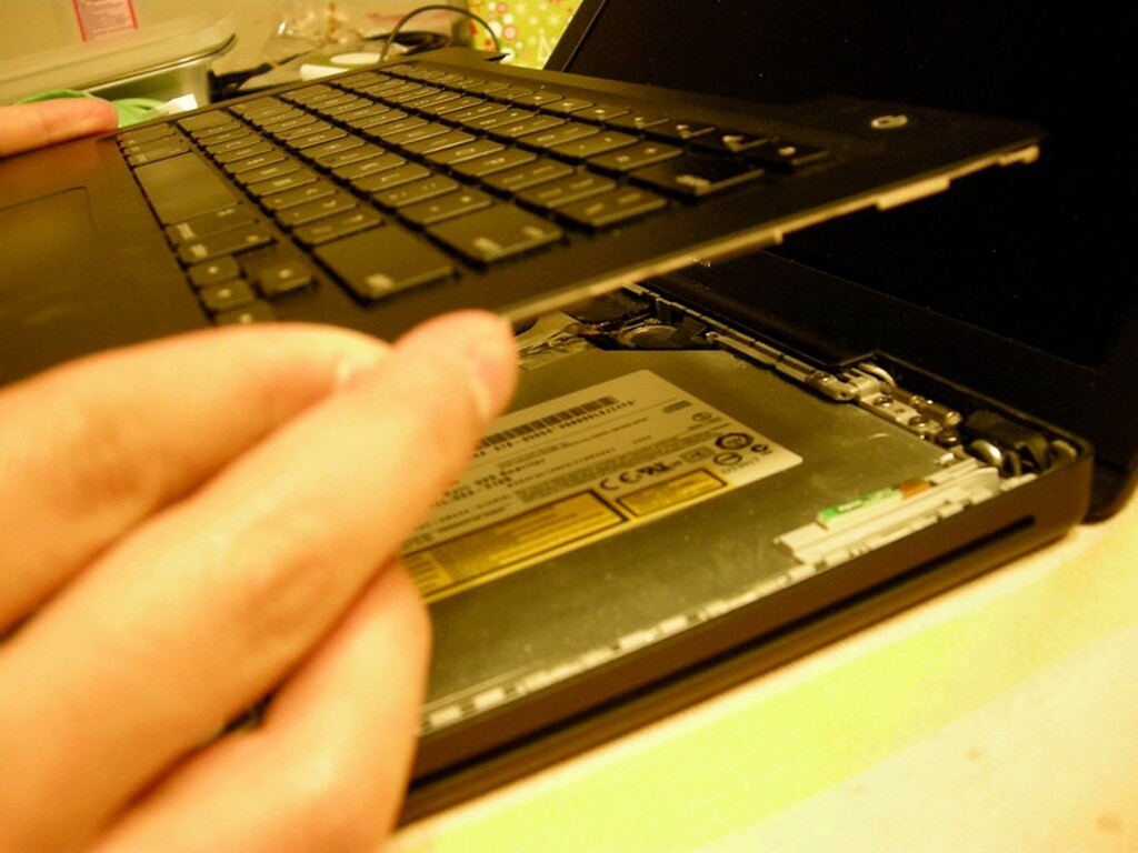 Как разобрать клавиатуру на ноутбуке и почистить